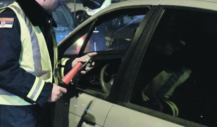 MLADIĆ SA PROBNOM DOZVOLOM VOZIO MRTAV PIJAN!  Policija u Velikoj Plani zaustavila vozača sa više od tri promila alkohola